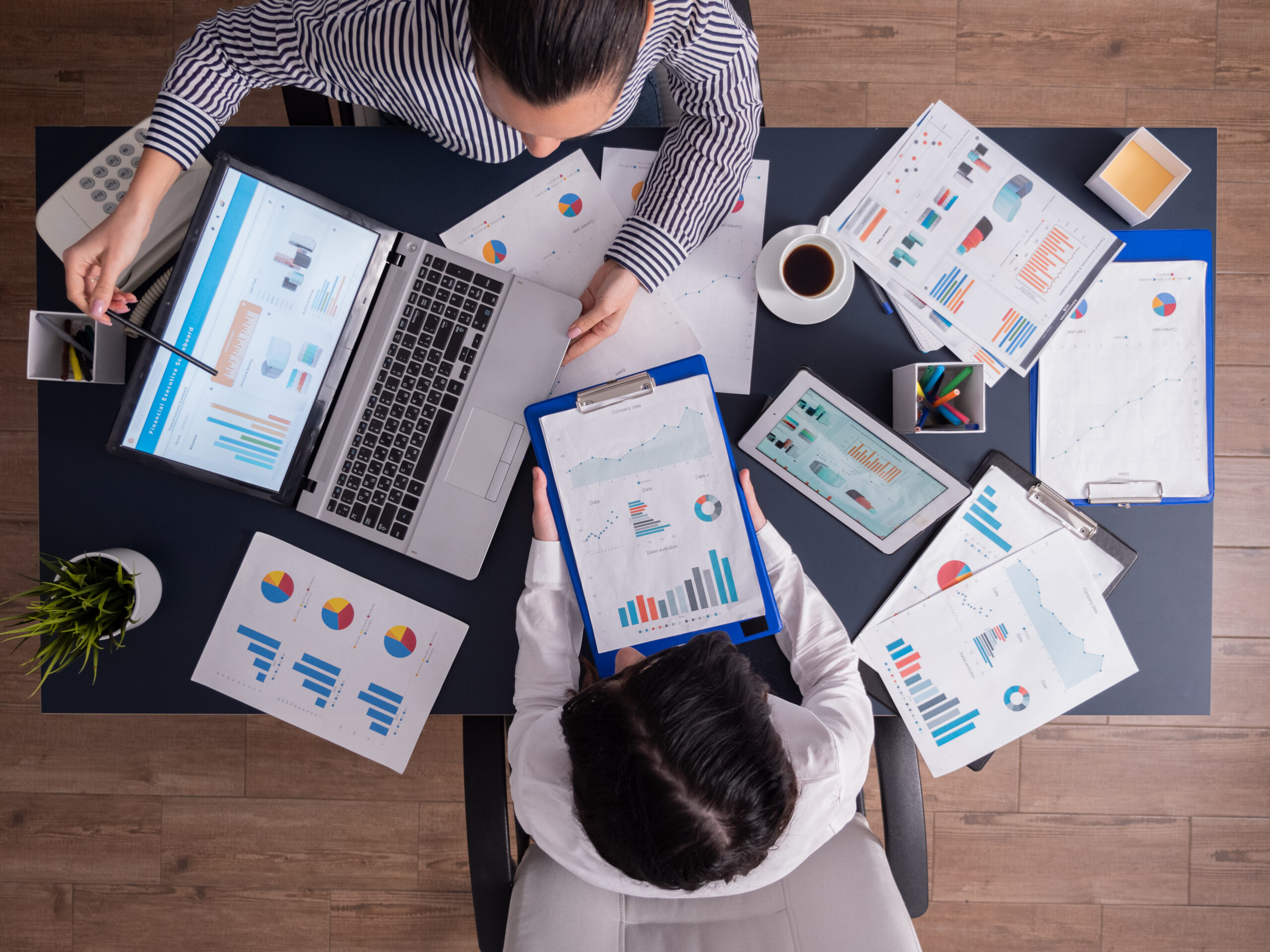 Top Viewtop View Manager Employee Doing Teamwork Business Office Looking Charts Laptop Display 1 Scaled